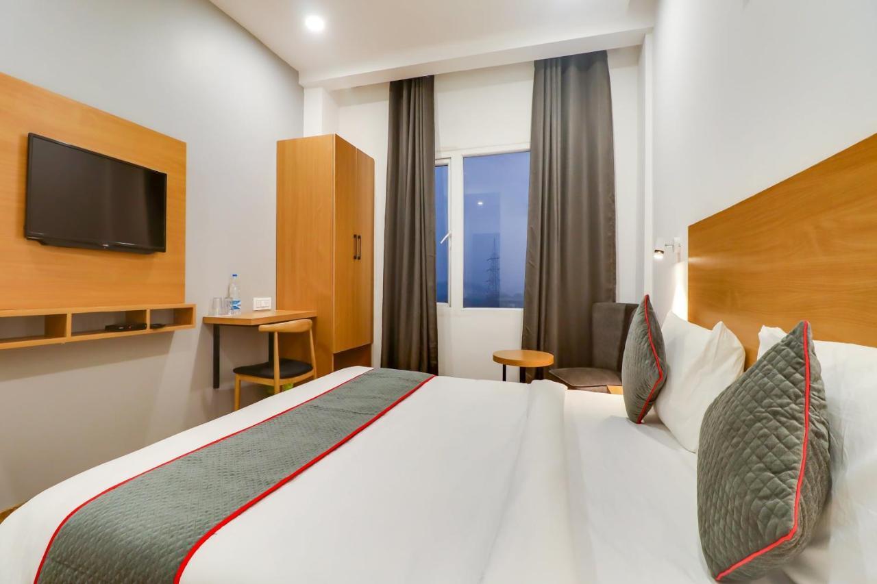 Super Townhouse Jashn Hotel Chinhat Екстериор снимка