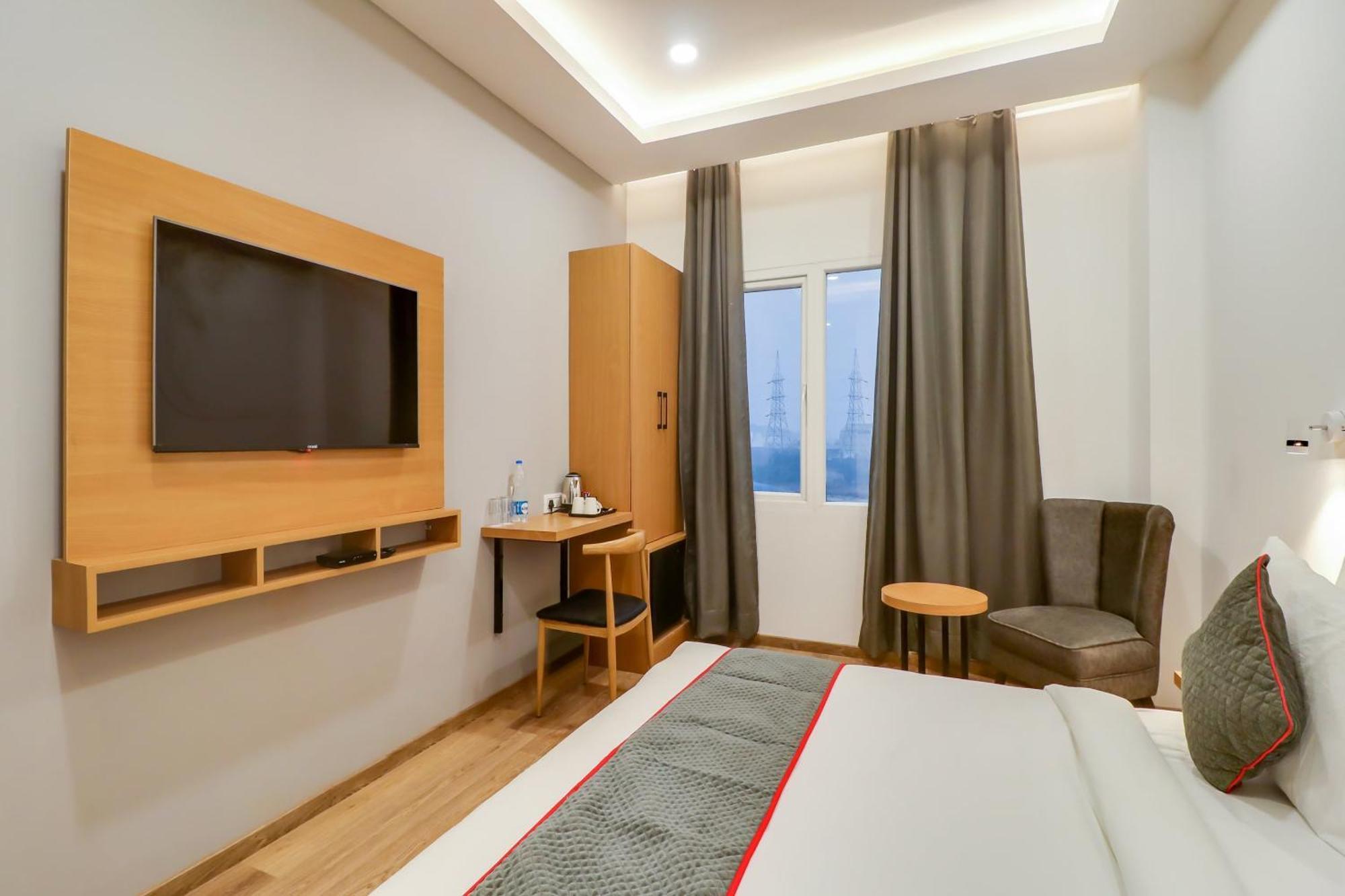 Super Townhouse Jashn Hotel Chinhat Екстериор снимка