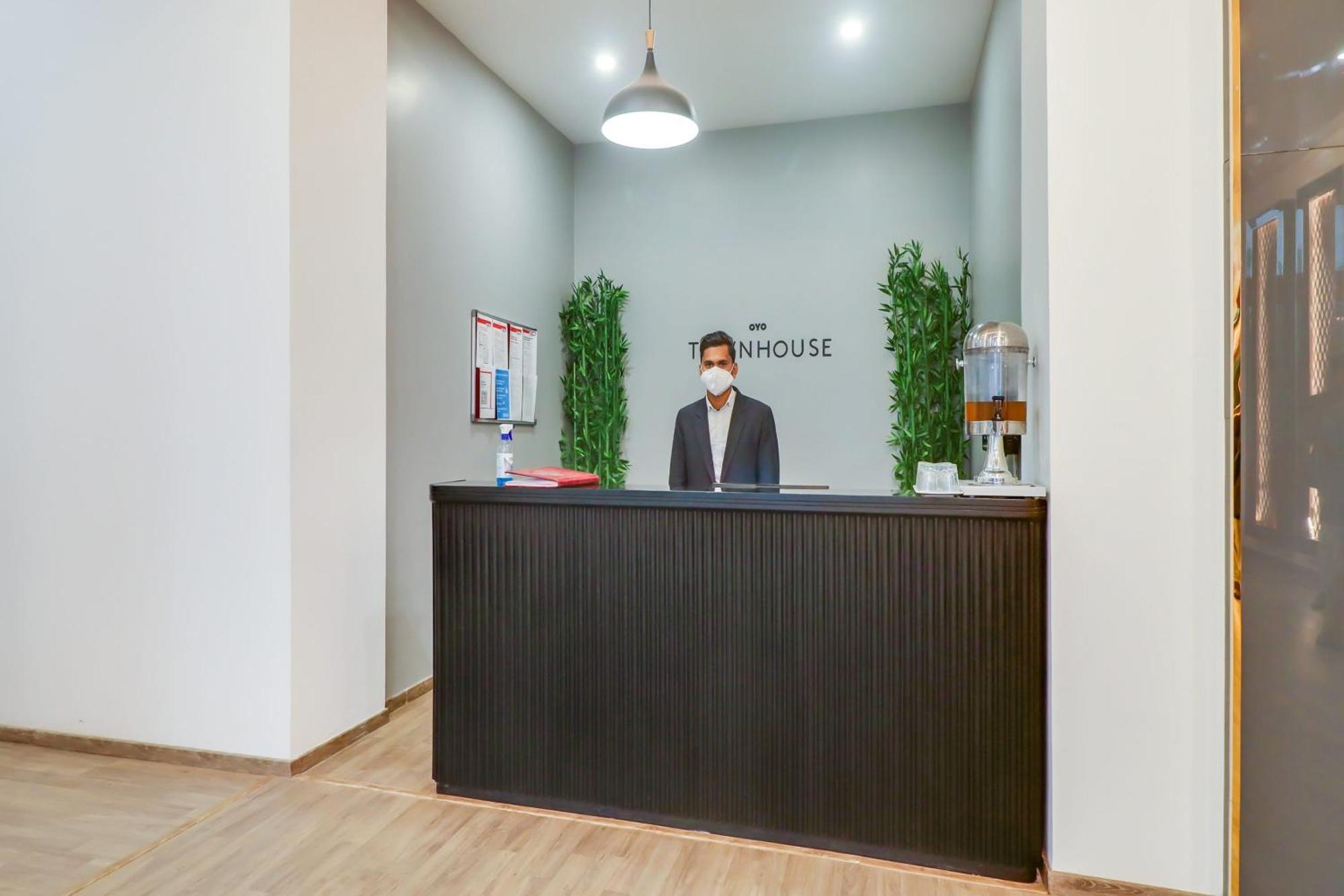 Super Townhouse Jashn Hotel Chinhat Екстериор снимка