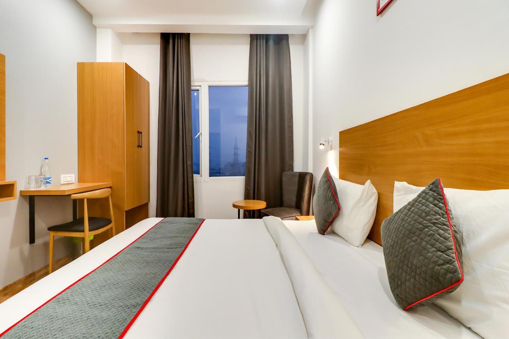Super Townhouse Jashn Hotel Chinhat Екстериор снимка